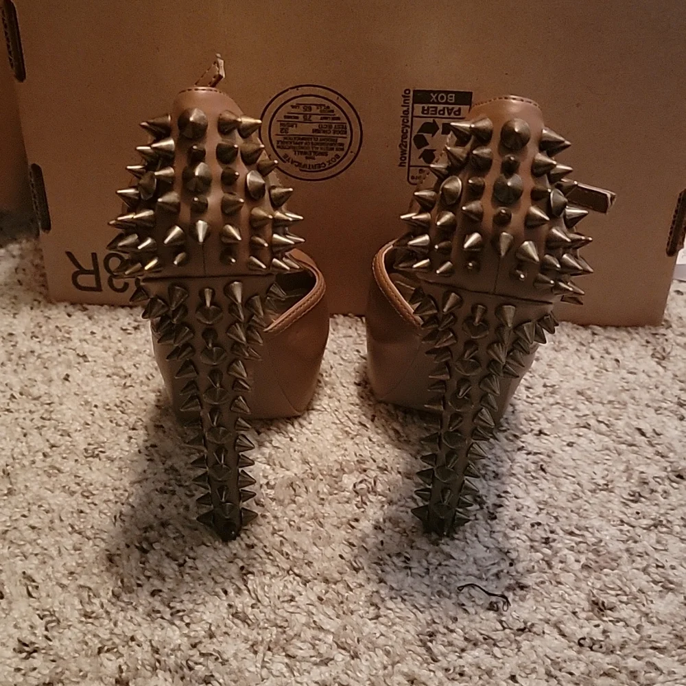 Shoes - Picture 3 of 4